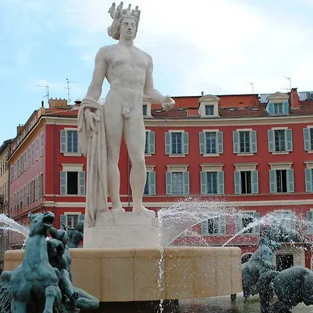 De La Szálloda