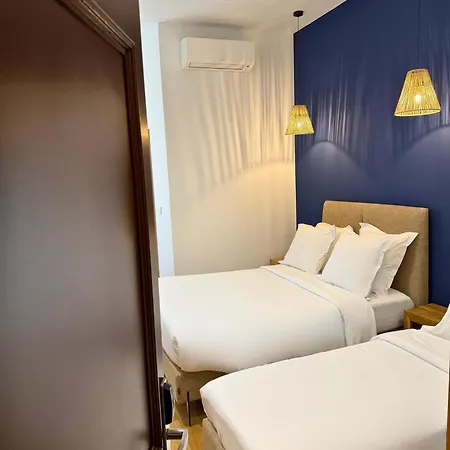Hotel De La 2*