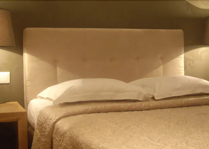 Hotel De La 2*